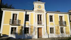 <span lang= gl >Fachada da escola fundada hai m�is dun s�culo na parroquia de Devesos, hoxe local social</span>