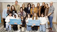Representantes del CEIP Pont dos Brozos y del IES Rafael Dieste, ganadores de los premios Zinkers que concede la Fundacin Repsol