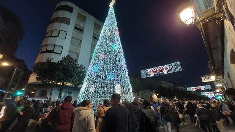 El cono en forma de �rbol navide�o instalado en la calle Cardenal tiene 18 metros de altura