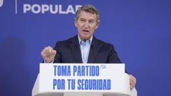 El presidente del Partido Popular, Alberto Nez Feijoo, interviene durante un encuentro con dirigentes locales del PP, en Barcelona.