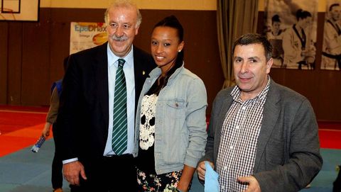 VISITA DE VICENTE DEL BOSQUE A RIBEIRA PARA RECIBIR PREMIO DEL CLUB DE TAEKUONDO NATURAL SPORT VIDELGI. CON ANA PELETEIRO Y  EL ALCALDE MANUEL RUIZ