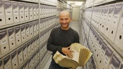Rodrigo Silva, responsable del Archivo Municipal de Pontevedra, en las instalaciones de Michelena 30