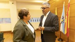 NUEVA CONCEJALA, DEL PP.  Lucinda Serrano Tasende tom� posesi�n como nueva concejala del PP, en sustituci�n de Jos� Rey Torres. El alcalde le dese� �acerto e criterio para defender os intereses dos carballeses�. En el p�blico estaba su familia para arroparla. Entre ellos, su hermano Ricardo, que curiosamente tambi�n fue concejal por el PP hace casi veinte a�os. 