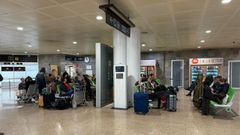 Pasajeros en la terminal de Alvedro este lunes