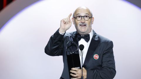 El actor Javier C�mara obtiene la Concha de Plata a la mejor interpretaci�n de reparto por su papel en la pel�cula �5 minutos mas�, este s�bado en de la gala de clausura de la 74 edici�n del Festival de Cine de San Sebasti�n. 