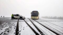 El autob�s qued� inmovilizado por la nieve en la pista de acceso al santuario de O Faro
