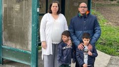 Erika junto a su marido y sus dos hijos gemelos