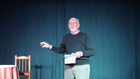 Homenaxe a Anxo Angueira en Asados.Xes�s Santos introduciu a representaci�n de Airi�os.