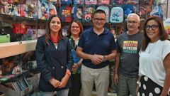 El conselleiro de Comercio, Jos� Gonz�lez, en la librer�a Jemaca de Ourense, donde present� el Bono Remuda.