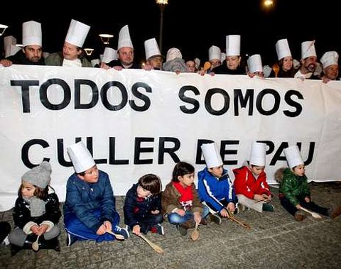 La concentraci�n de apoyo al restaurante Culler de Pau se organiz� a trav�s de las redes sociales. 