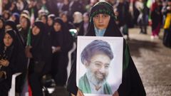 Una ni�a iran� sostiene un retrato del l�der supremo en una manifestaci�n en Teher�n.