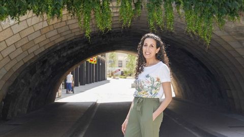 Amal Nnechachi, ingeniera de Caminos de la UDC que trabaja en la recuperacin del ro Monelos de A Corua que discurra bajo el puente de la imagen.