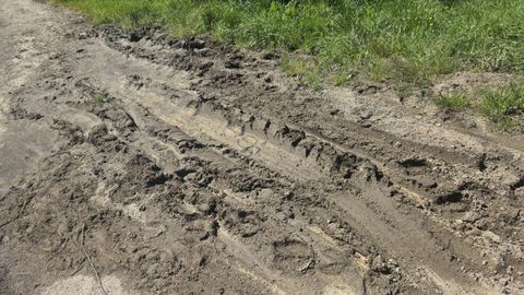 Camino de tierra que lleva al cementerio de Vilarello, en Lncara