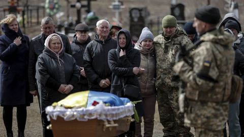 Familiares despiden a un soldado ucraniano en el cementerio de Yuzhne.