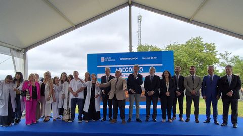 Foto de familia del acto de inauguraci�n del nuevo centro de salud de Abegondo