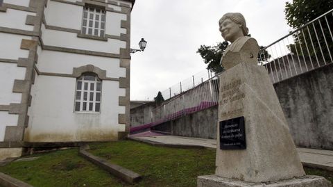 Moaa. El centro cultural de Domaio luce nueva estatua dedicada a Rosala de Castro