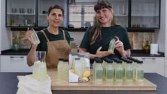 Silvia Masetti y Mercedes Murga muestran la limonada de elaboracin casera