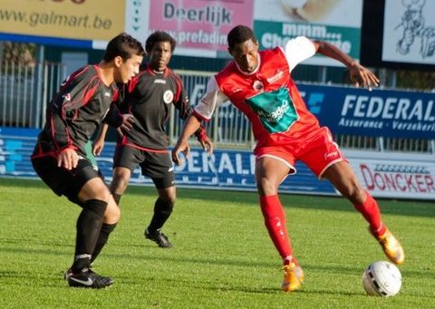 Coly Jules Souleymane, a la derecha, controla un bal�n en un partido de liga con su anterior equipo
