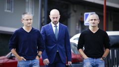 Los hermanos gemelos investigados, con su abogado en una imagen de archivo del 2019