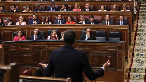 Pedro S�nchez responde, desde su esca�o, al l�der del PP, Pablo Casado.