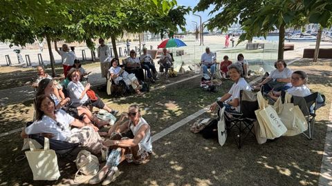 Grupo de mujeres tejiendo este lunes en la Marina