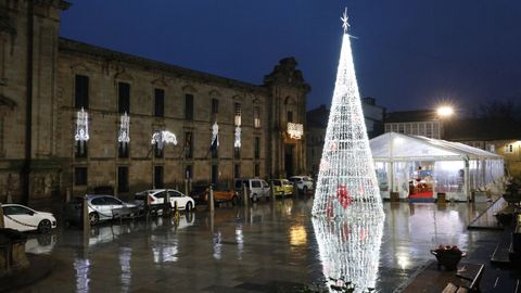 NAVIDAD EN CELANOVA.rboles y farolas, adems de los arcos de luces, estn decorados en las calles de Celanova. A pesar de la lluvia, las luces de Navidad iluminan la vila de san Rosendo