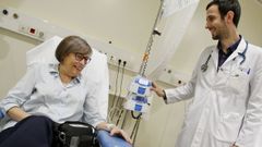 Maite va cada dos semanas al hospital de d�a del �lvaro Cunqueiro a recibir un tratamiento para sustituir la prote�na que su h�gado no produce. En la imagen, con el neum�logo Ram�n Tub�o