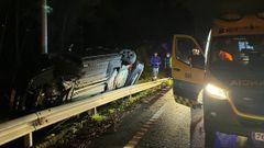 El coche qued� volcado contra la barrera met�lica al borde de un precipicio de la OU-540, en Barbad�s (Ourense).