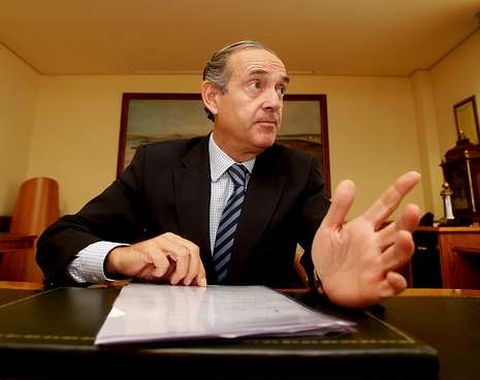 Enrique Losada Rodr�guez, ayer en la sala de juntas de la Autoridad Portuaria.