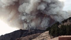 Esta imagen del incendio es la nica que pudo tomar Jos Luis Novelle al ser evacuado del parador de Cruz de Tejeda