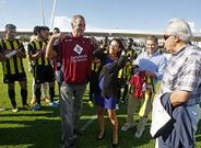 Albino Abal y Fernando Fern�ndez recibieron un homenaje antes de comenzar el encuentro. 