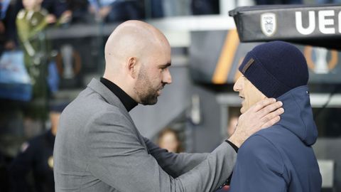 El entrenador del Celta, Claudio Gir&aacute;ldez, saludando a Lucescu antes del duelo ante el PAOK.