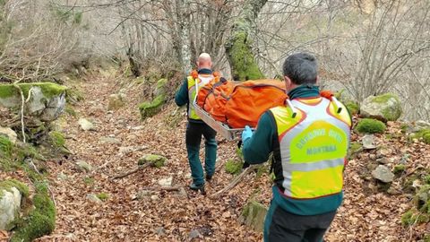 Efectivos de la Guardia Civil de Monta�a trasladan el cuerpo sin vida de un hombre hallado en Somiedo.