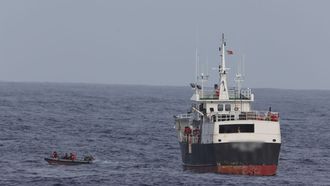 Una z�diac del patrullero Figueira da Foz transborda del pesquero que los rescat� a los dos supervivientes del Carlos Cunha y el cuerpo del otro marinero. Dos pesqueros, un avi�n militar y el patrullero buscaron a los cuatro desaparecidos en el Carlos Cunha, que se fue a pique el 16 de diciembre a m�s de 200 millas al oeste de Aveiro.