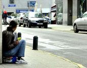 Joven rumana mendigando en Ferrol d�as despu�s de las detenciones.