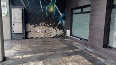 Restos del incendio en los bajos de un edificio en la avenida de Oza