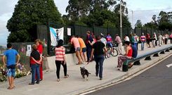 Varias personas acudieron ayer por la tarde al puente que cruza la v�a del tren en Angrois para ver el lugar del accidente.