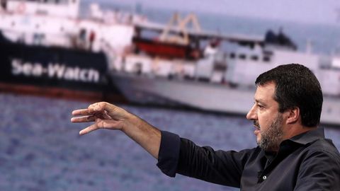 El ministro del Interior italiano, Matteo Salvini, ante una imagen del Sea Watch
