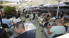 Ambiente de terraza en Foz este domingo, localidad que tambi�n celebraba el �ltimo d�a del Mercado Normando