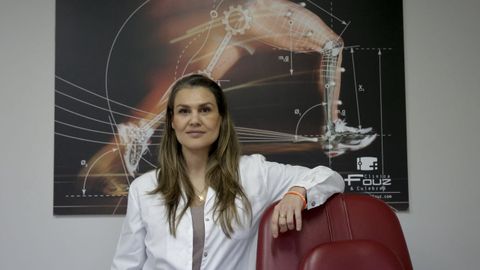 La pod�loga Mayte Culebras, coordinadora del proyecto en Madagascar de Health Volunteers, en la cl�nica Fouz & Culebras de A Coru�a