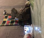 <span lang= es-es >Indigente ecologista</span>. Una luminosa pecera le acompa�a, mientras escucha rock en una radio y hace comentarios de la gente que pasa. Duerme al lado de las plantas que cultiva en macetas.