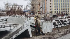 Un miliciano ucraniano vigila una carretera en Kiev, Ucrania