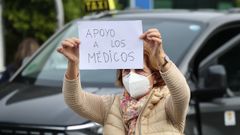 Una seora apoyando a los mdicos en la jornada de huelga, frente al CHUO (Ourense).
