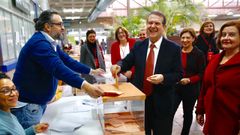 El alcalde de Vigo, ejerciendo su derecho al voto