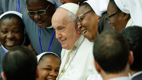 El papa Francisco posa con monjas el pasado febrero durante una audiencia general semanal