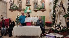 Loli Beloso hizo entrega del cheque de 3.500 euros a �ngel Carracedo este s�bado en Tomeza