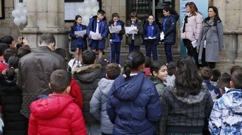 Paz Ourense.Lectura de manifiesto y suelta de globos en la praza Maior de Ourense