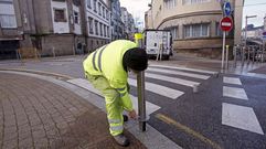Los operarios del concello instalan bolardos para cerrar las calles por donde se ampliaran los patios pontevedreses