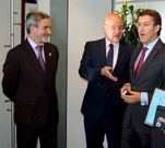 El alcalde (izquierda) con el gerente del Eixo Atl�ntico y N��ez Feijoo