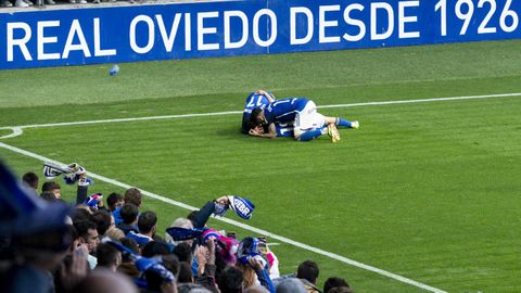 Los jugadores del Oviedo celebran un gol en el Tartiere